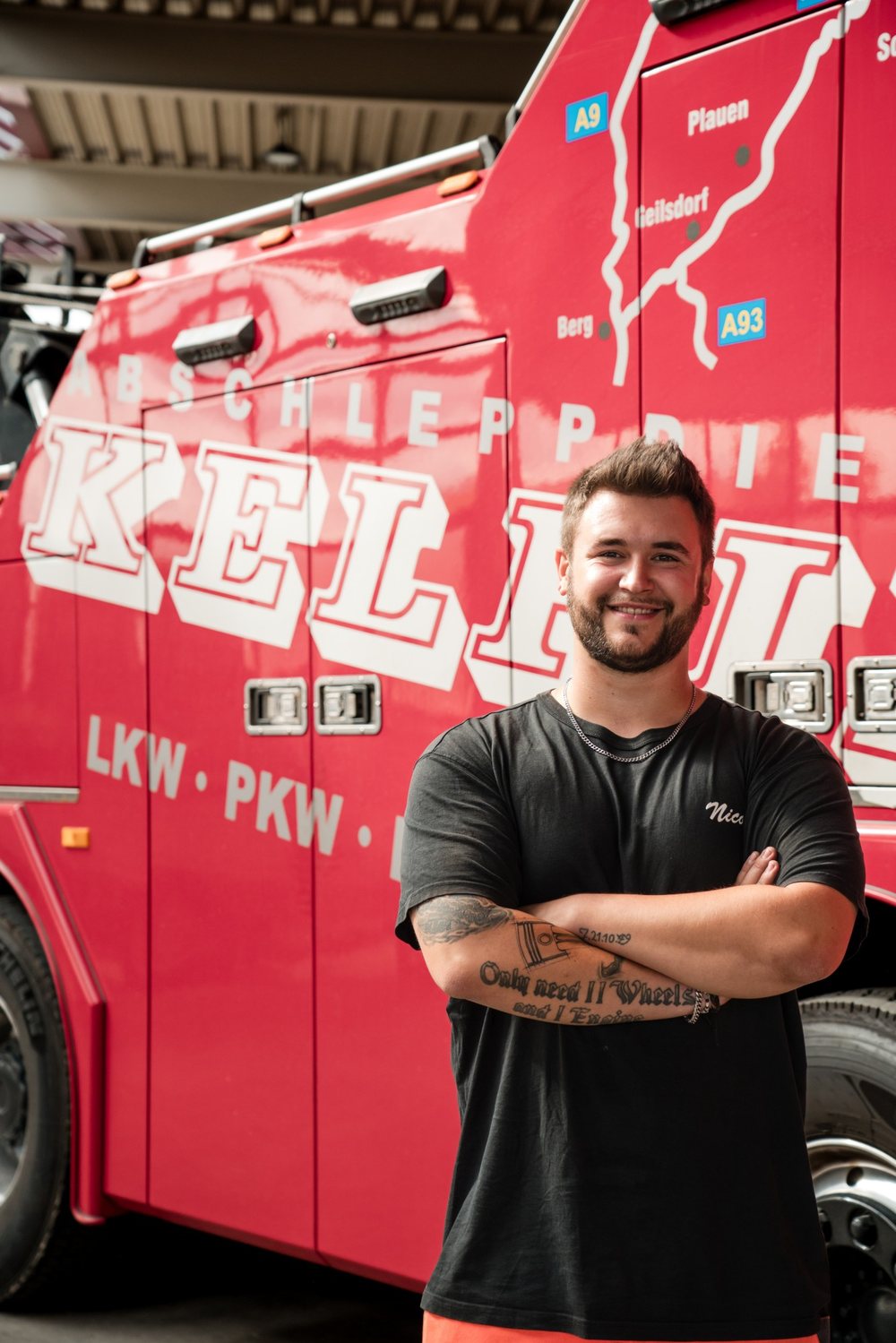 Porträt vor dem Abschleppwagen, Kelpin Abschleppdienst