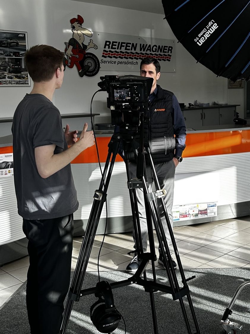 Kamera und Licht beim Videodreh bei Reifen Wagner