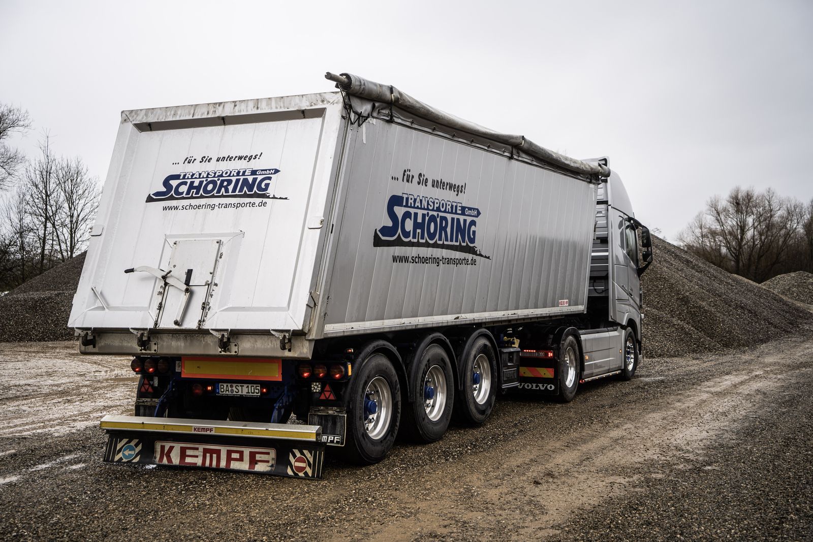 Auflieger von Schöring Transporte auf einem Schotterplatz